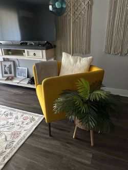 🟡  Modern Accent Chair – Bright Yellow | Excellent Condition