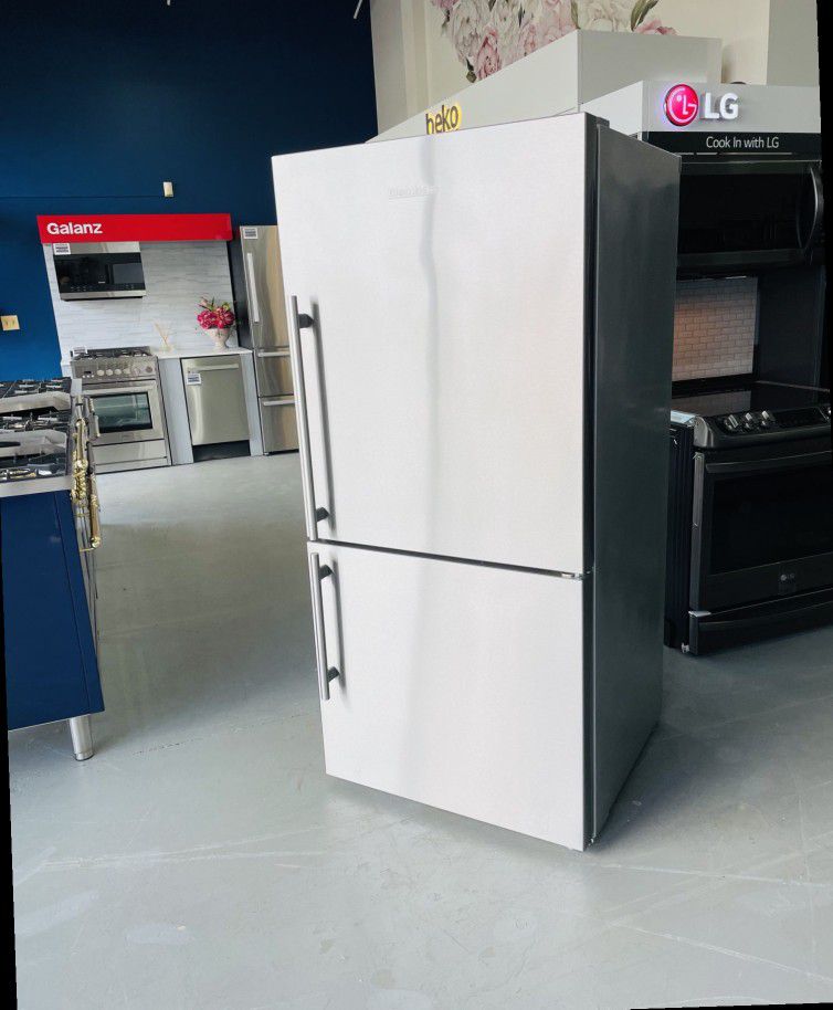 NEW Blomberg BRFBSSN 30 Inch Bottom-Freezer Refrigerator KF
