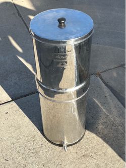 Berkey Stainless Steel Gravity Water Filter System – Clean & Ready to Use
