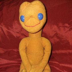 1982 ET Extra Terrestrial. Plush Stuffed Animal/Doll/Figure
7" x 3.5"
