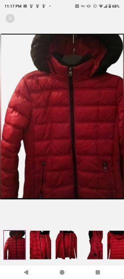 Nautica Women's Puffer Jacket in Red. Chic and cozy puffer design. Ideal for cold weather. Nautica quality. Woman's Size L. Used in Excellent Conditio