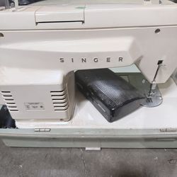 Vintage Singer Sewing Machine with Foot Pedal & Case