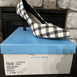 Women’s Black/White Comfort Plus Shoes Size 7.5