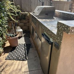 Built In BBQ island And Grill