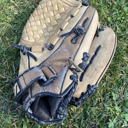 12” Right Under Baseball Glove - Mikuno