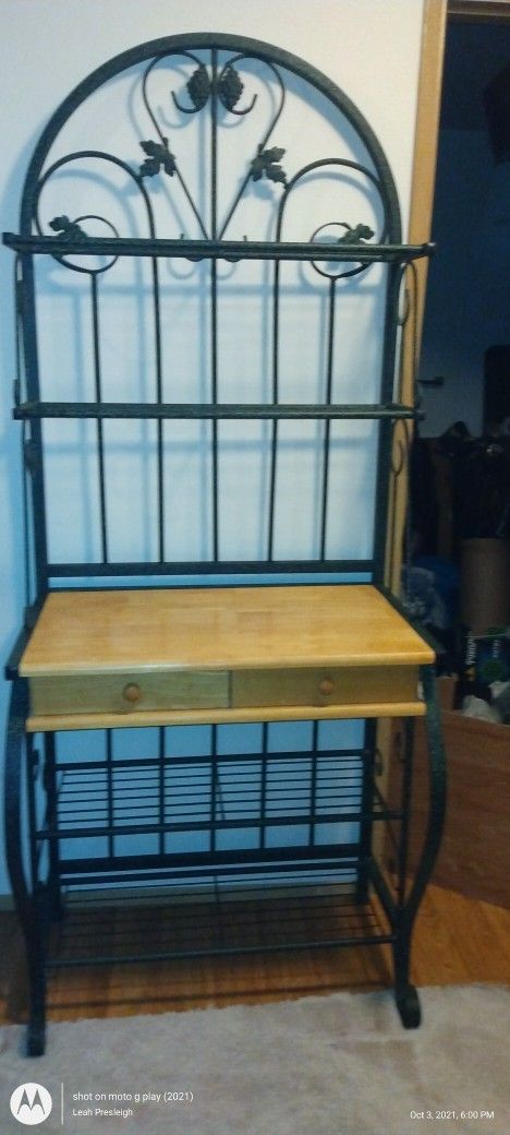 Green Ivy Grape Metal Bakers Rack. 76