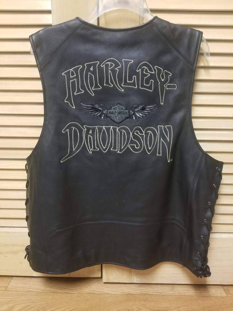 Leather harley davidson motorcycle vest size large.