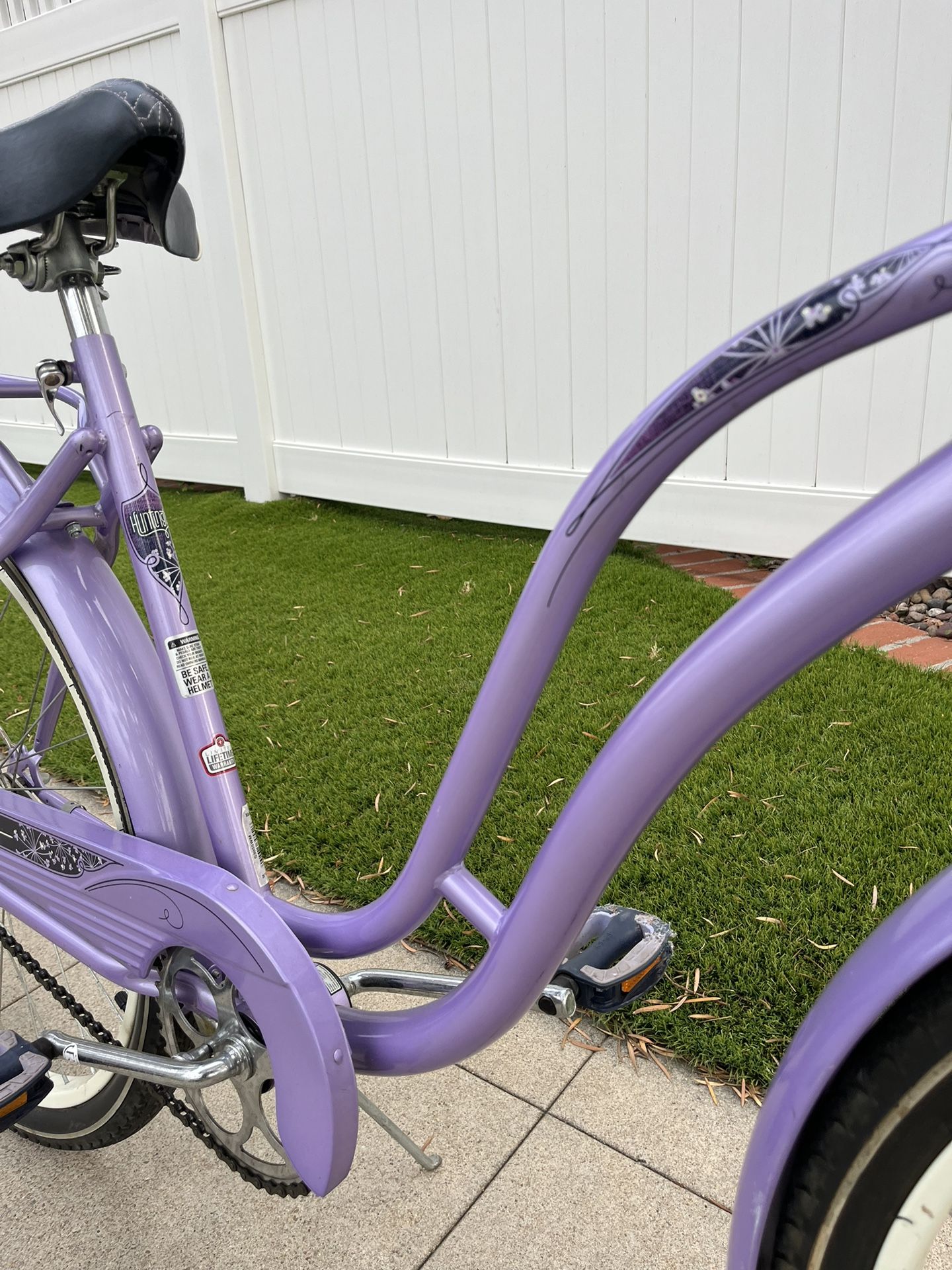 Schwinn “Huntington Beach “ 26 Inch Beach Cruiser w / Basket for