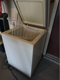 Danby 5 Cu Ft Chest Freezer / Deep Freezer