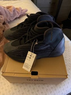 Yeezy quantum onyx size 10