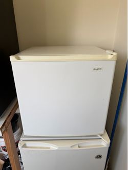 Sanyo Compact Mini Refrigerator – Works Great
