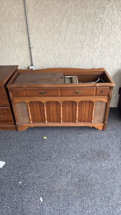 Vintage record player Magnavox Astro-Sonic
