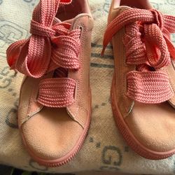 Puma tennis shoes size 5