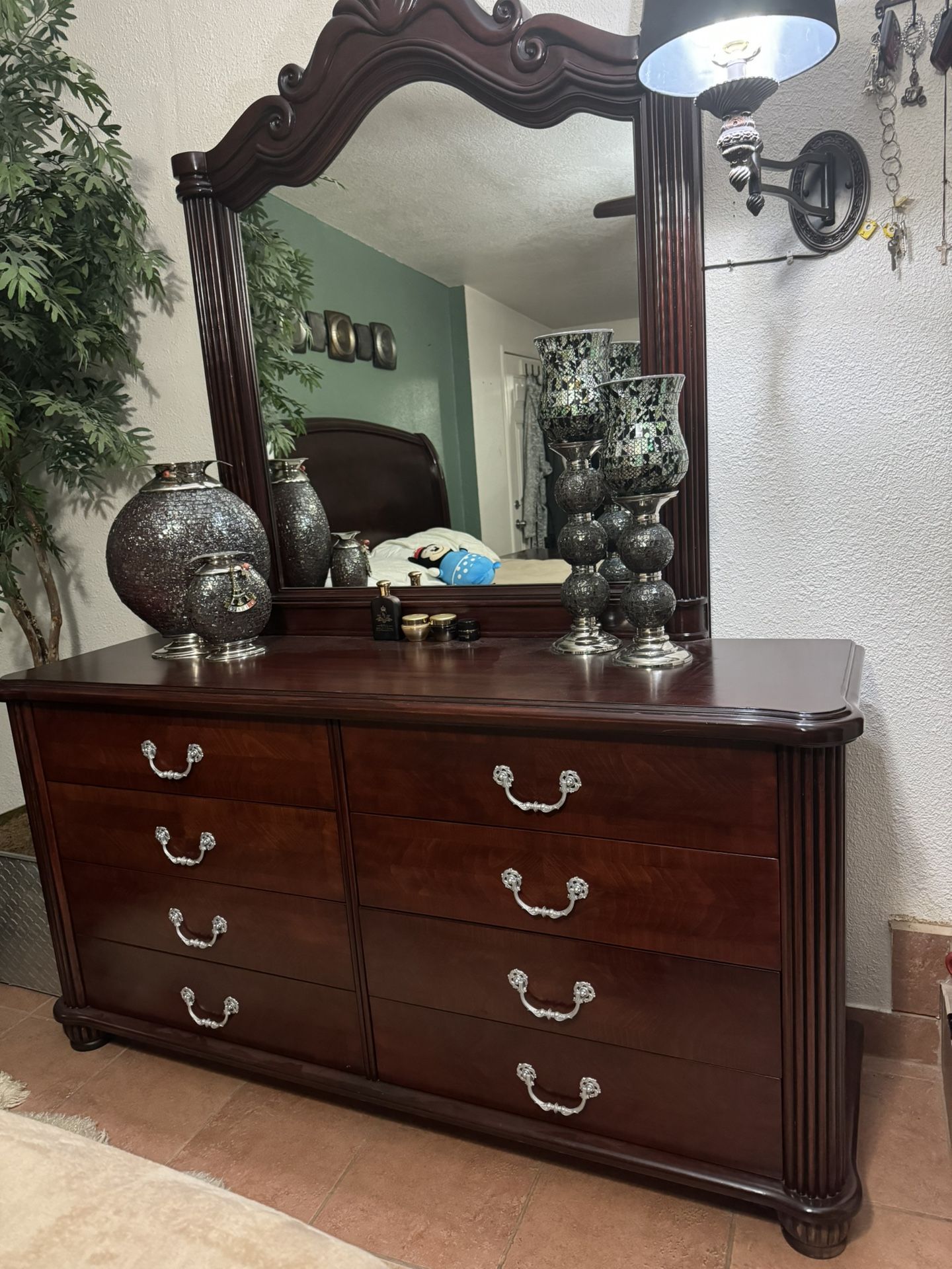 High Quality Solid Wood Dresser With Mirror In Good Condition