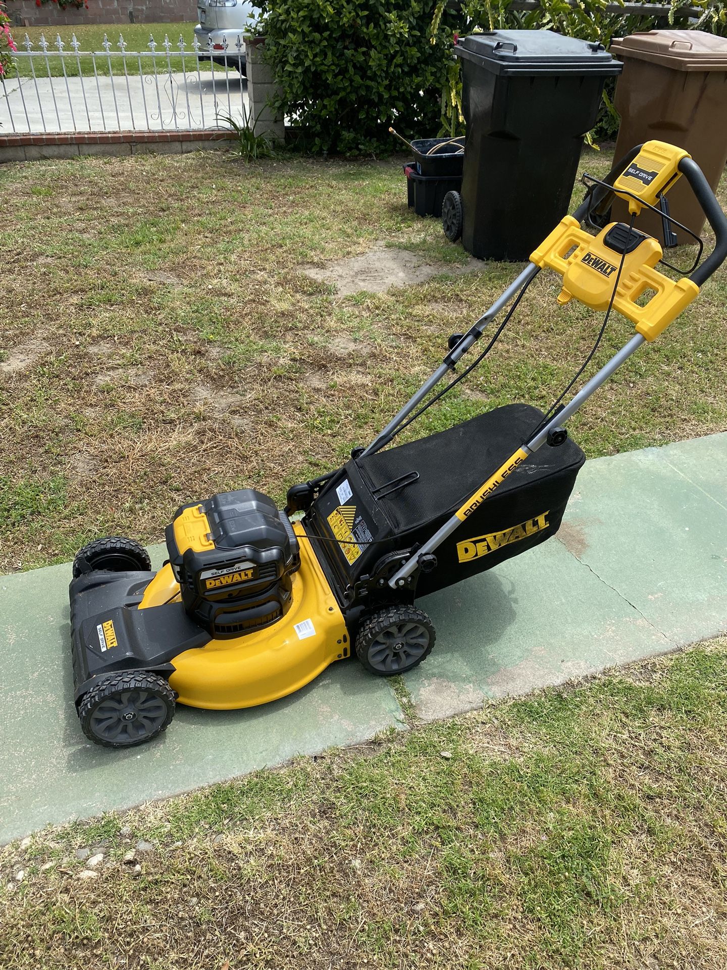DEWALT 20V MAX 21.5 in. Battery Powered Walk Behind Self Propelled Lawn Mower Tool Only for Sale