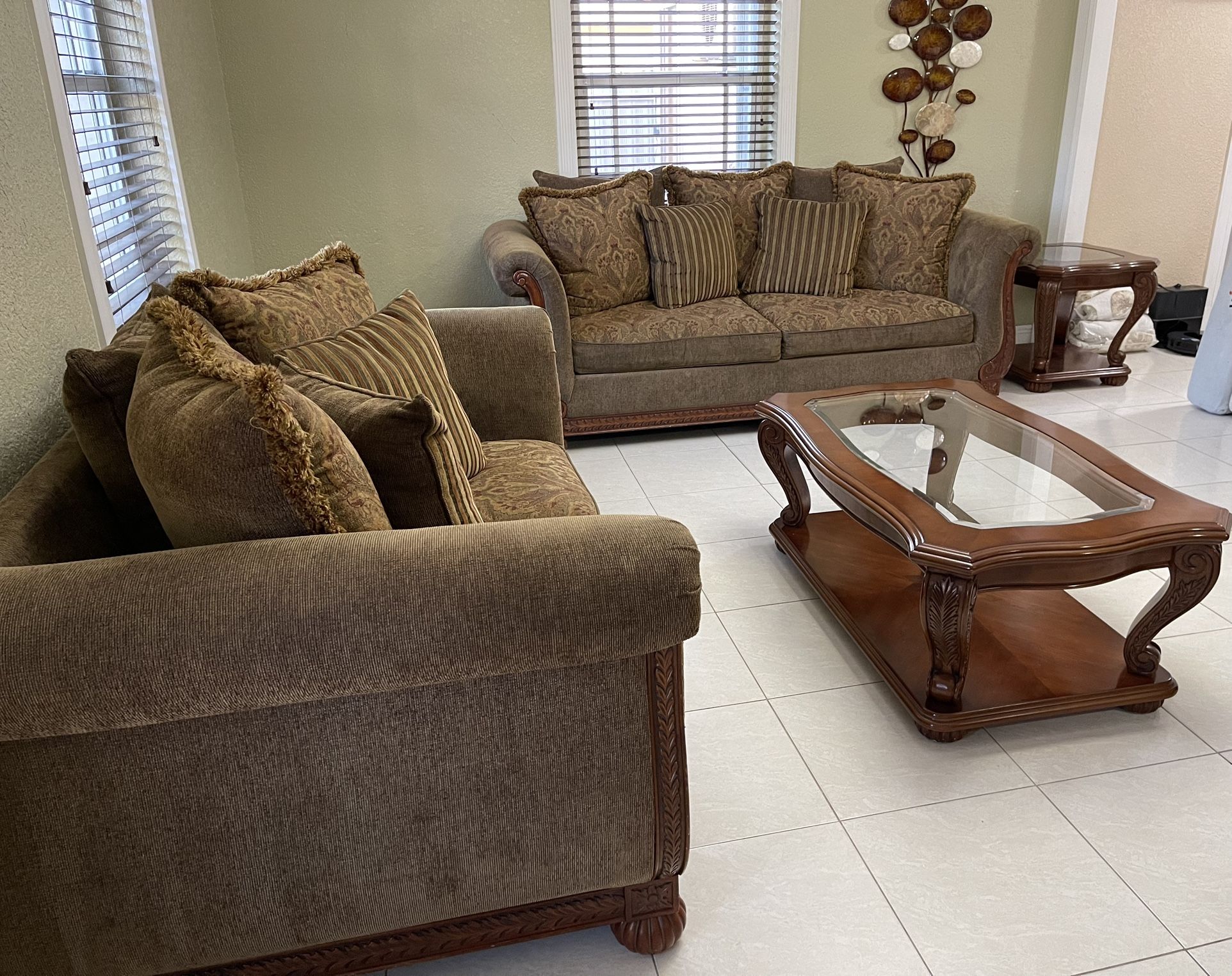 Muebles De Sala Con Juego De Mezas de Madera y Cristal / Sofá And Table Set