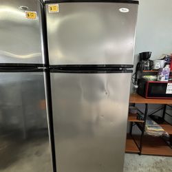 WHIRLPOOL 28” TOP AND BOTTOM REFRIGERATOR 