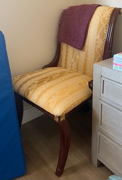 Traditional Upholstered Accent Chairs