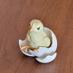 Vintage Ceramic Chick Breaking Out Of Shell Figurine. Pre-owned, good 
shape, no chips or cracks. Display item. Iti is approximately 3.25" 
tall, weig
