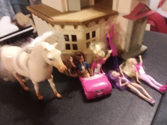 Doll house 14 in high and 12 in wide unopened with 1 horse, 1 car and 5 small dolls