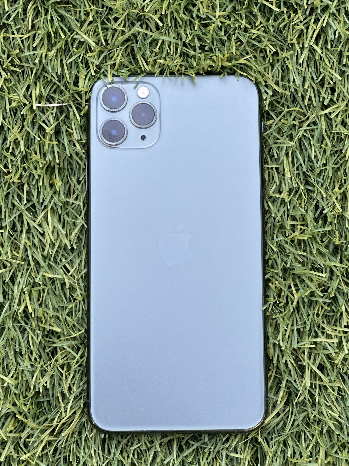 Unlocked 256GB iPhone 11 Pro Max in Stunning Green for Sale in Los Angeles, CA OfferUp