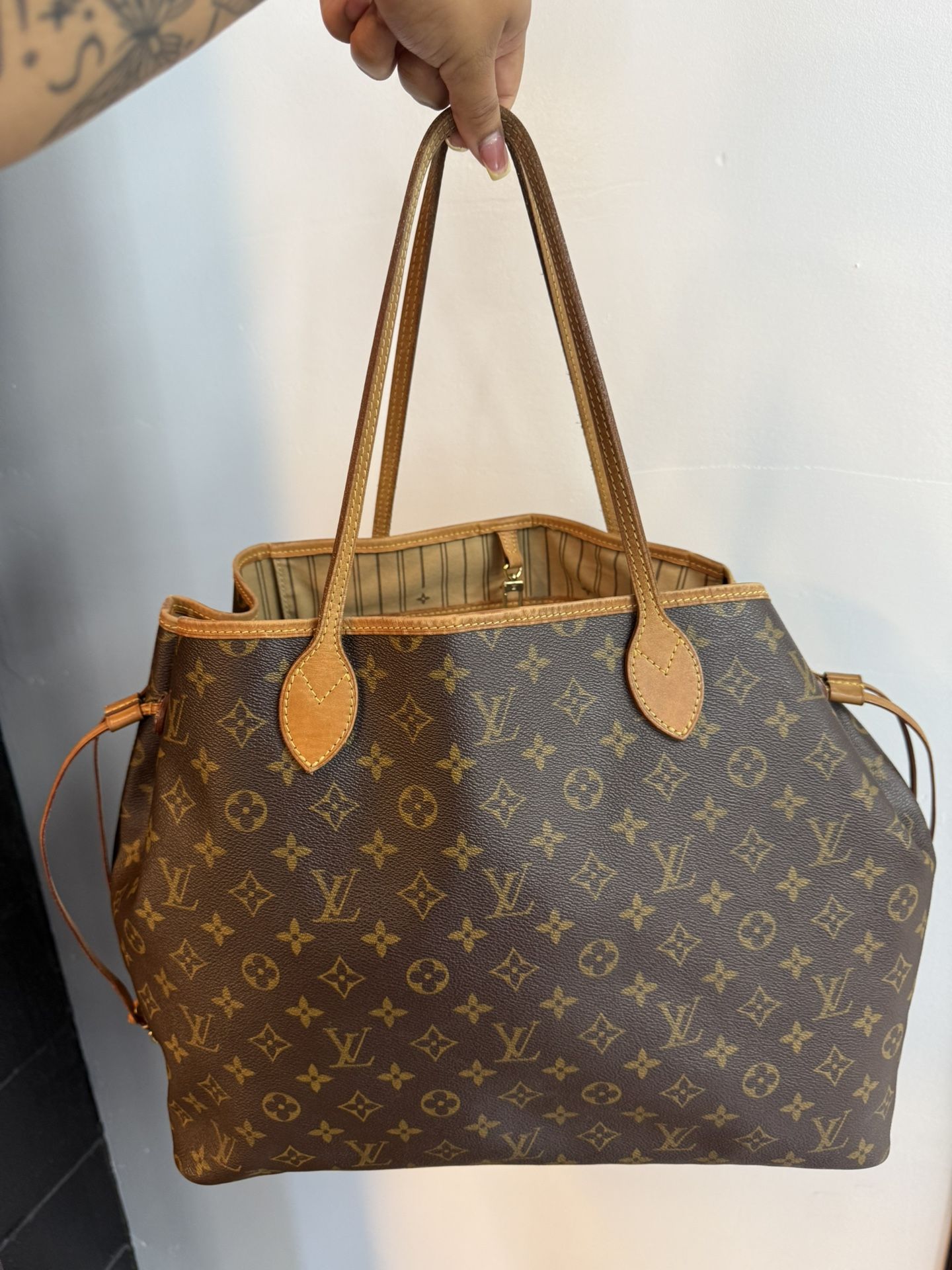 Louis Vuitton Neverfull Handbag