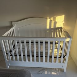 Davinci Charlie 4-in-1 Convertible Crib - GREENGUARD Gold Certified - Converts from Baby Crib to Toddler Bed, Daybed, and Full-Size Bed Effortlessly -