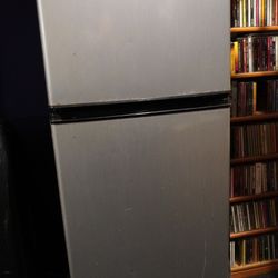 Magic Chef Mini Refrigerator With Separate Freezer