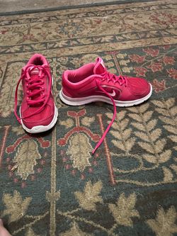 Nike flex trainer shoes, size 7 red