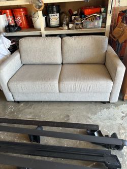 Couch / Pull out bed