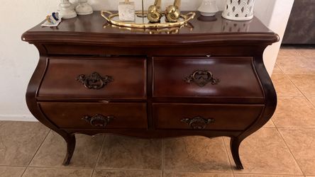 Vintage French Provincial Bombe 4-Drawer Chest / Dresser