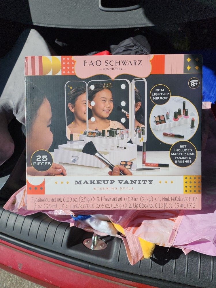 FAO SCHWARTZ MAKEUP vanity for girls