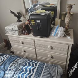 Twin Bedroom Set With Dresser and Mirror 