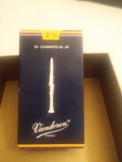 Vandoren Traditional Bb clarinet reeds. (2 1/2) sz.