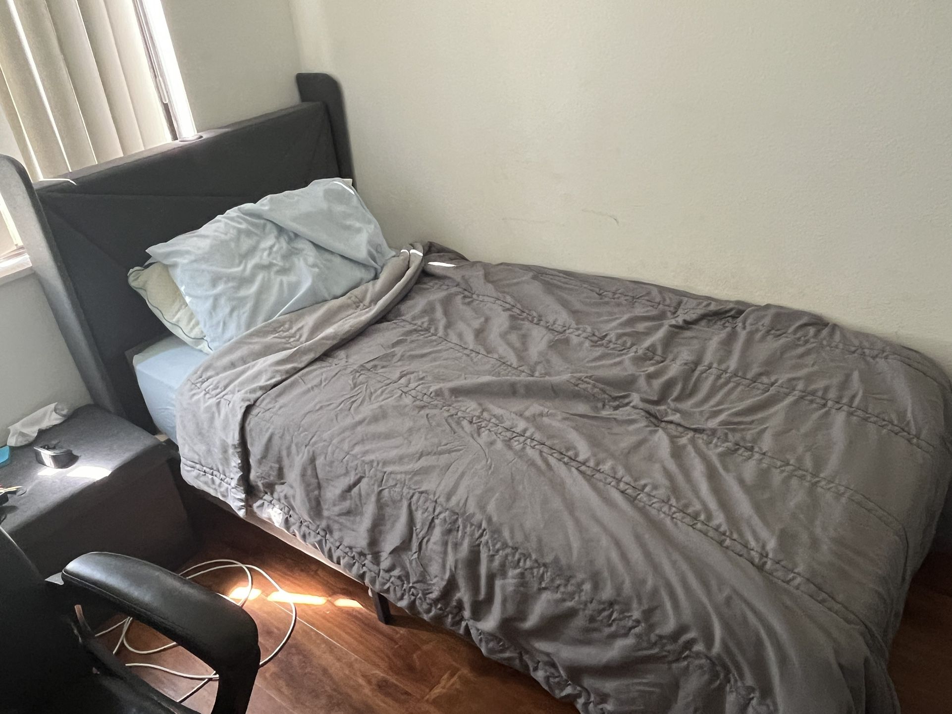 🛏️ Twin Bed with Upholstered Headboard + USB Port + Sealy Mattress – Excellent Condition