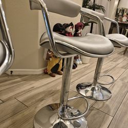 3 bar Stools Adjustables Good Condition