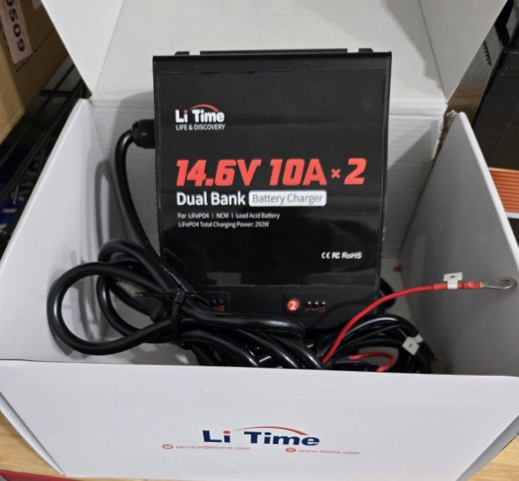 BRAND NEW 10 AMP TWO BANK BATTERY CHARGER