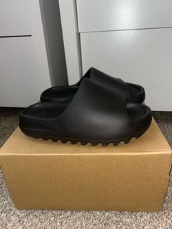 Yeezy slides onyx (size 4)