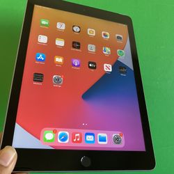 Apple IPad 5th Generation (9.7” Retina Display/Touch ID /latest IOS 15) 32GB with Bluetooth keyboard & Accessories (works perfect)