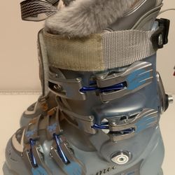 Atomic Ski Boots Size 22.5-23