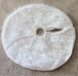 30”D White Faux Fur Tree Skirt
