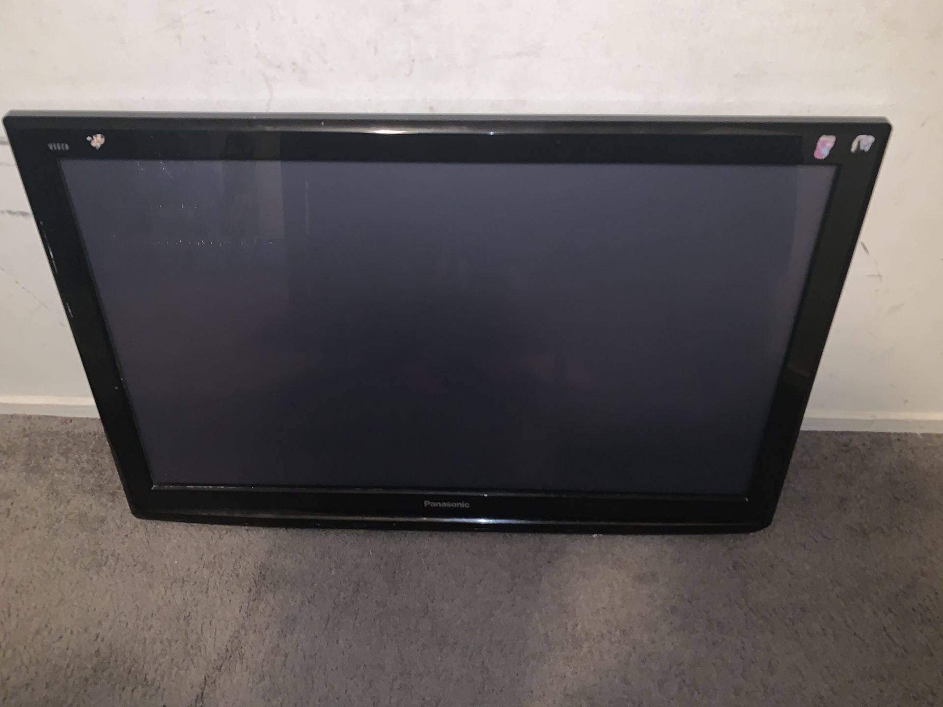 Panasonic Tv’s. ITS TWO TV’S NOT ONE. SELLING TOGETHER FOR 250$ one has Tv mount one doesn’t nothing is wrong with them. They both work.