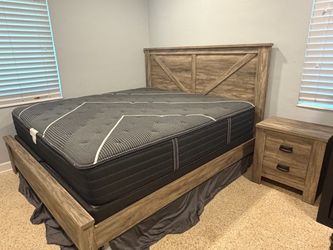 Rustic Wood King Size Farmhouse Bed Frame & Beautyrest Black King Mattress (Can Sell Separately)