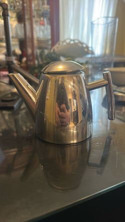 Stainless Steel Teapot – Modern Design, Great Condition