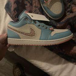 Nike Air Jordan 1 Low SE "Somos Eternos" sneaker