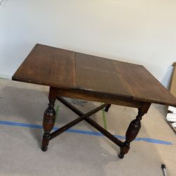 Antique edwardian style table with an expanding leaf 