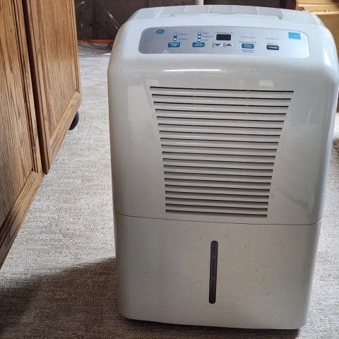 GE Dehumidifier Energy Star Adel70LRL2 70 pints good working condition