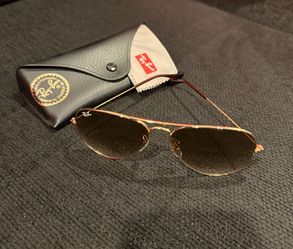 Ray-Ban Aviator Sunglasses with Case