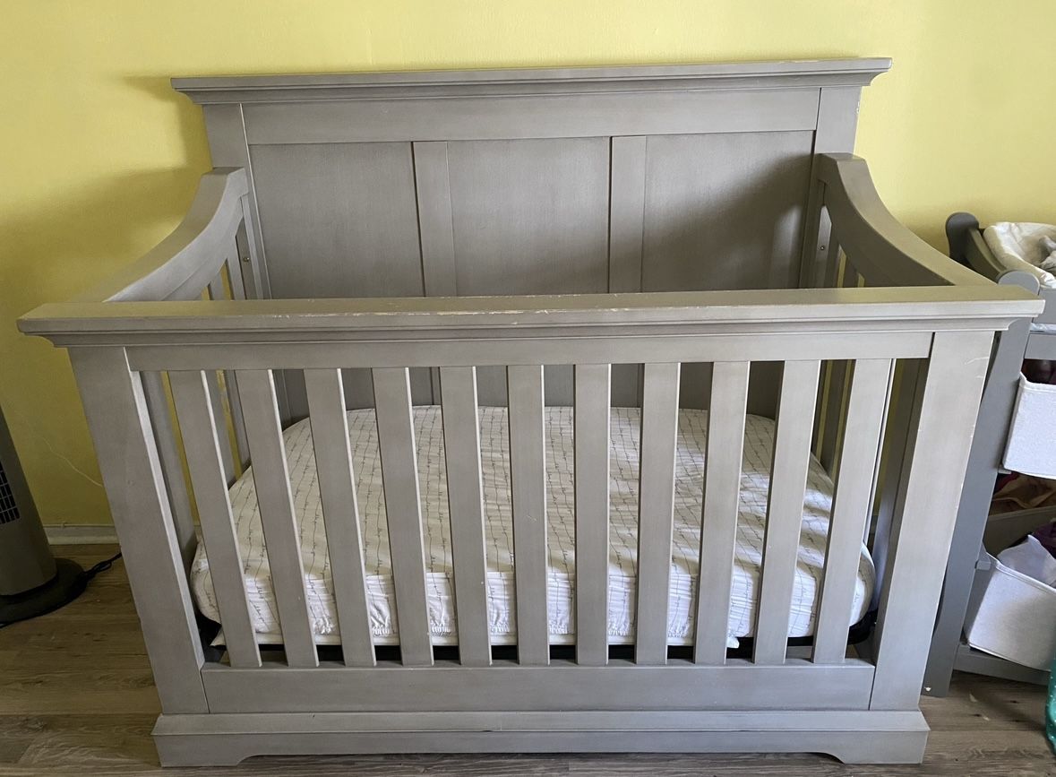 LAST CALL! 2 In 1 Convertible Crib