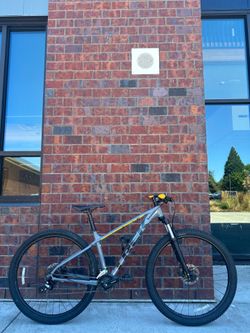 Trek Marlin 6 Mountain Bike 29er – Medium Frame - Lightweight Trail Bicycle Disc Brakes